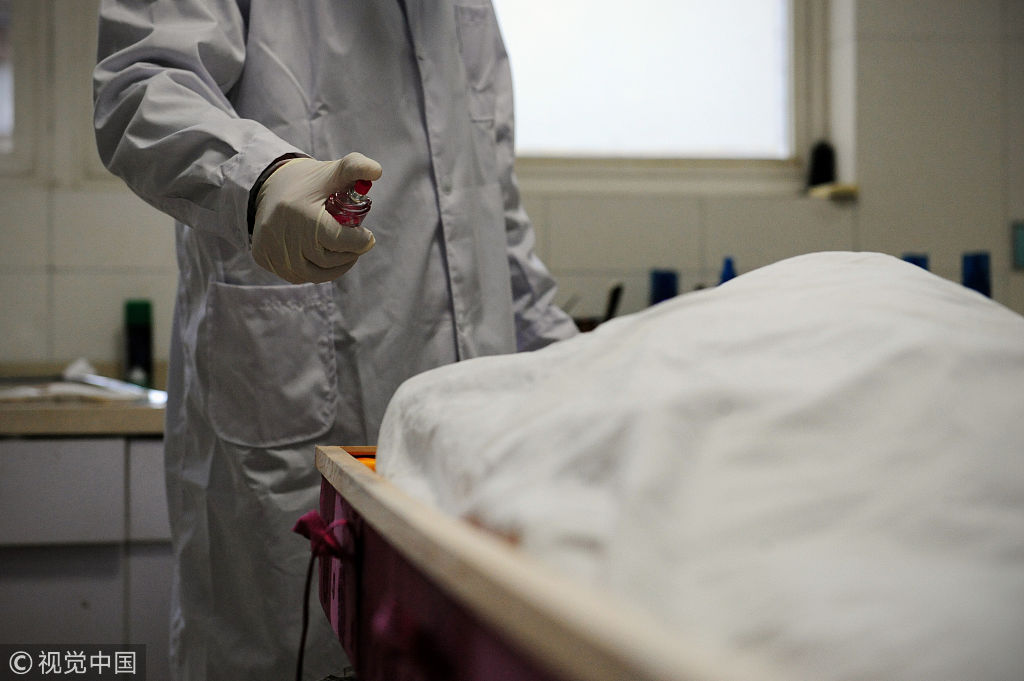 遗体整容师:90后入殓师让逝者安详离世 没有高薪也不被理解
