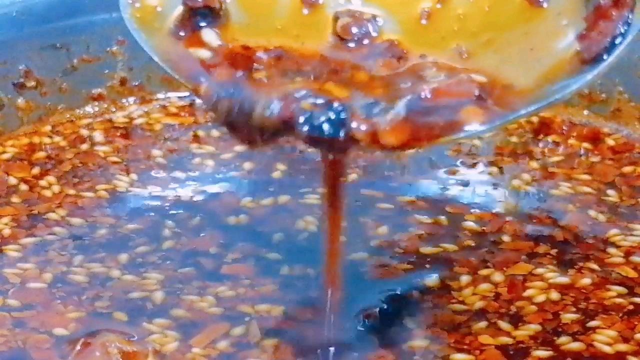 小伙教你做四川凉菜的灵魂调料“辣椒油”,既能拌凉菜还能做小面