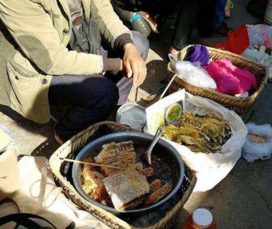 农村大街上卖的蜂蜜十元一斤,那是用什么做的?内行人道出实情