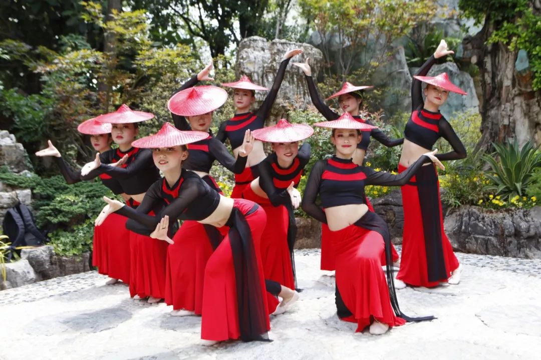 石林一中舞蹈《山灵》获昆明市第30届学生艺术节一等奖