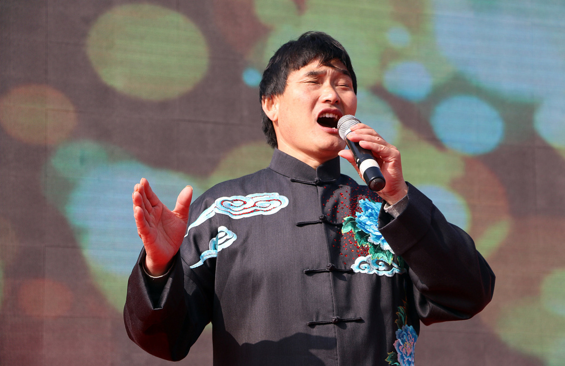 大一哥被邻居揭开了真面目,这是我刚刚得到的一个消