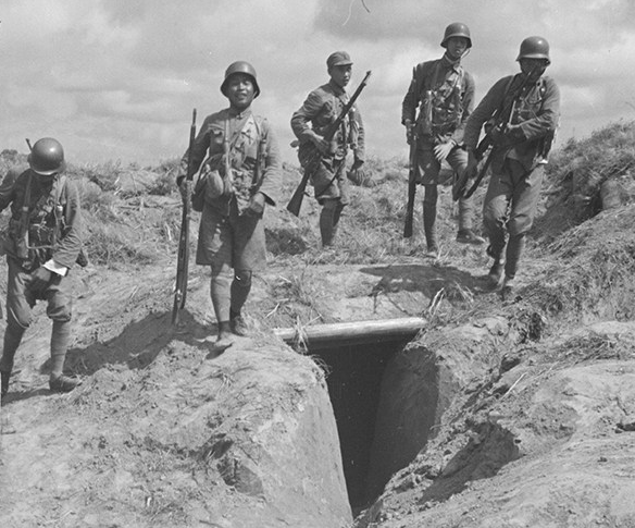 日本未公开的老照片:图1士兵与战壕的掩体,图2手持轻机枪的士兵