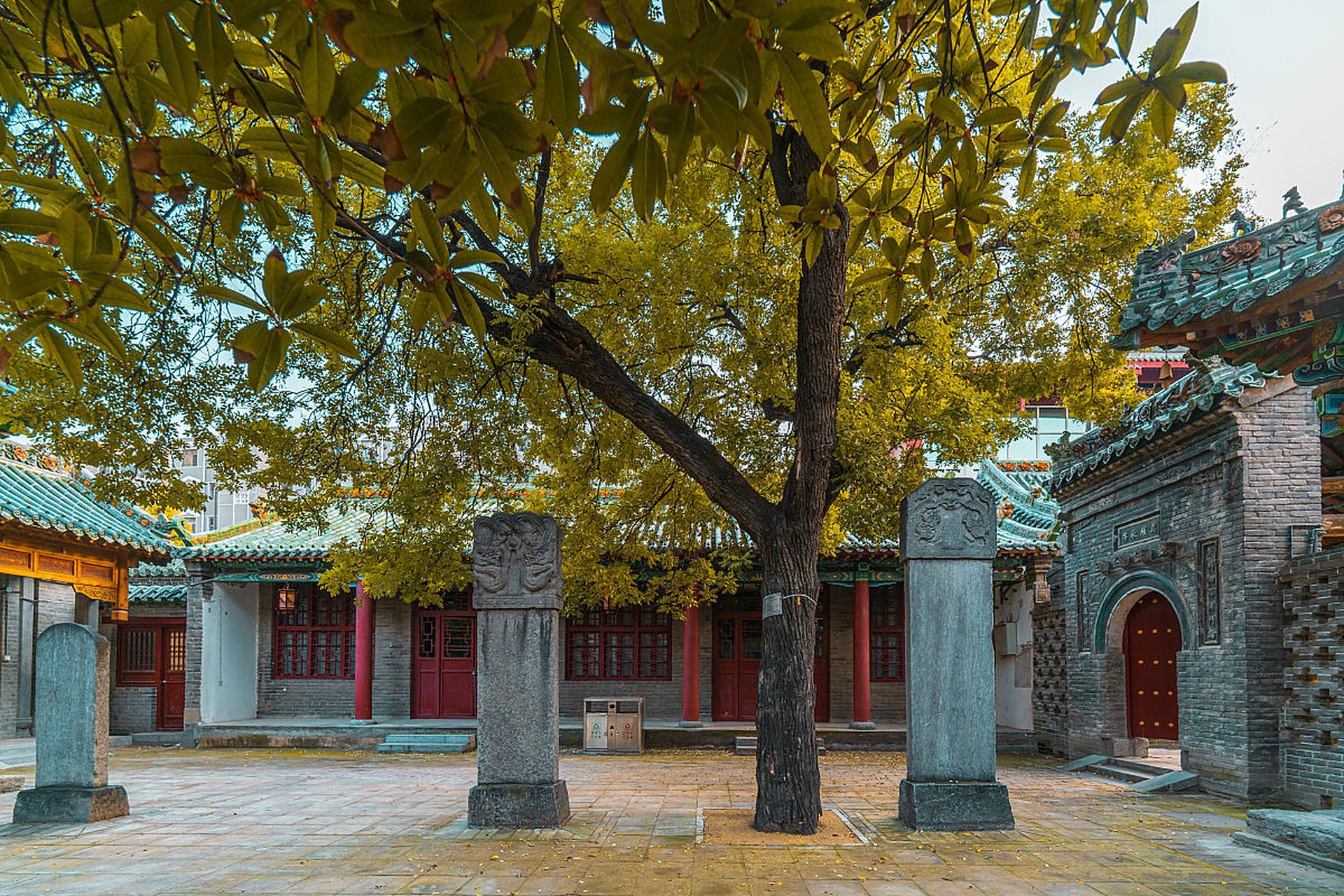 尼山,孔子诞生之地,位于山东省济宁市曲阜市东南部,与泗水县,邹城市