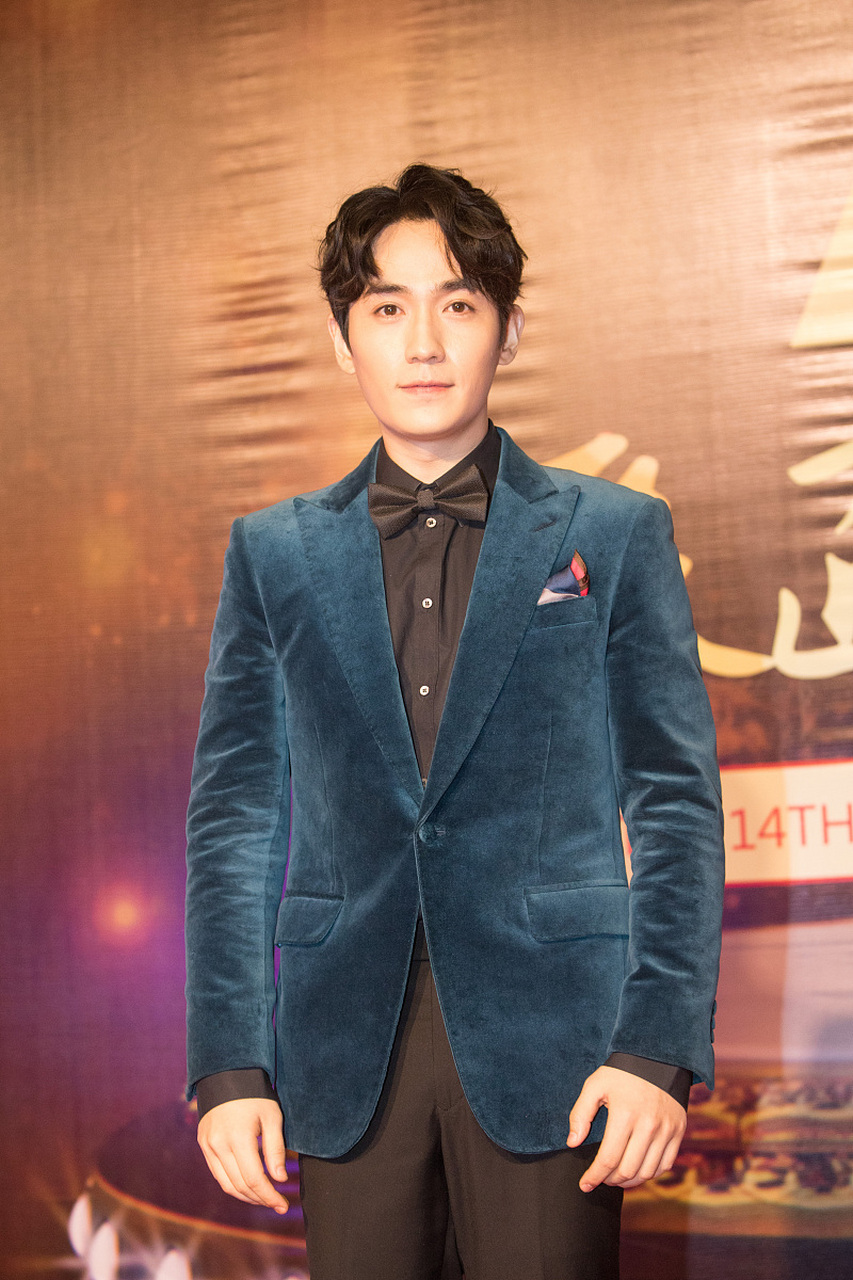 朱一龙自带的忧郁小眼神,笑起来鱼尾纹很真实,如春日阳光.