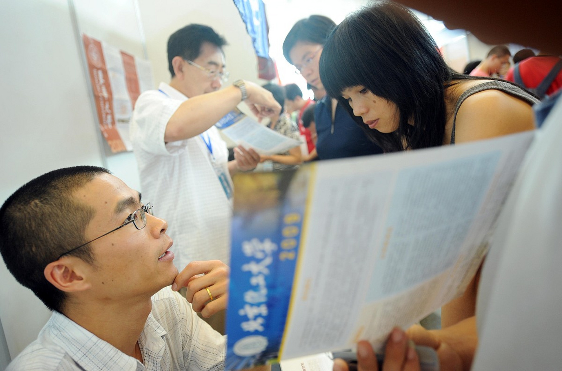 这先要弄明白"应接不暇"的意思.