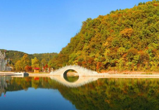 鹤岗国家森林公园内群山连绵,森林茂密,鸟语花