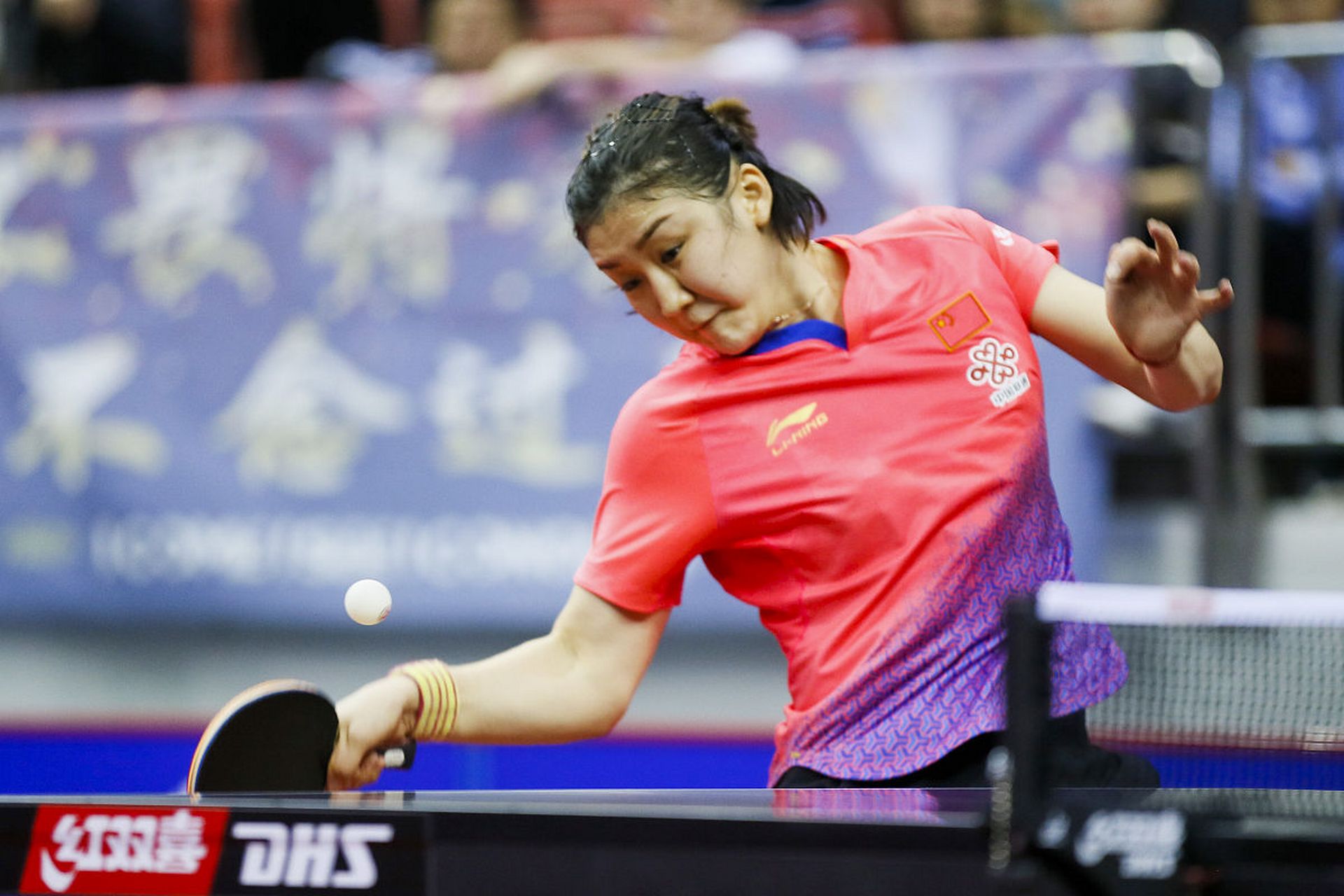 成都世乒赛女团小组赛,美国队主帅高军跟闹着玩似的  以小将,年仅14岁