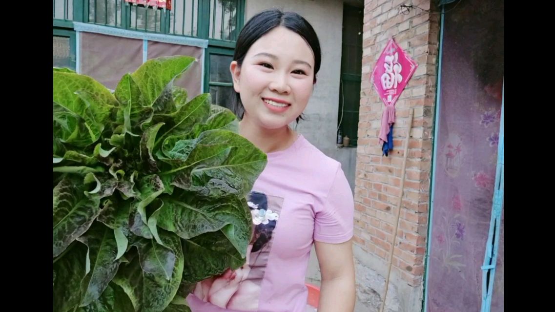 青妹做的腊肉莴笋叶凉拌米线,夏季吃超过瘾,两大盘子吃美了