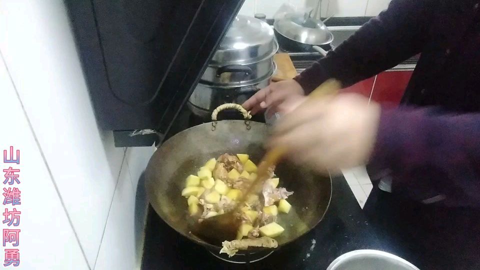 土豆炖鸡背,韭菜炒鸡蛋,这么好的饭菜,阿勇最后因为啥原因没吃