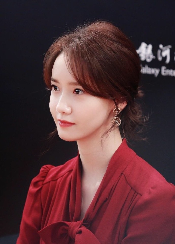 林允儿终于将头发扎起来了,低扎丸子头温柔又清纯,气质更惊艳了