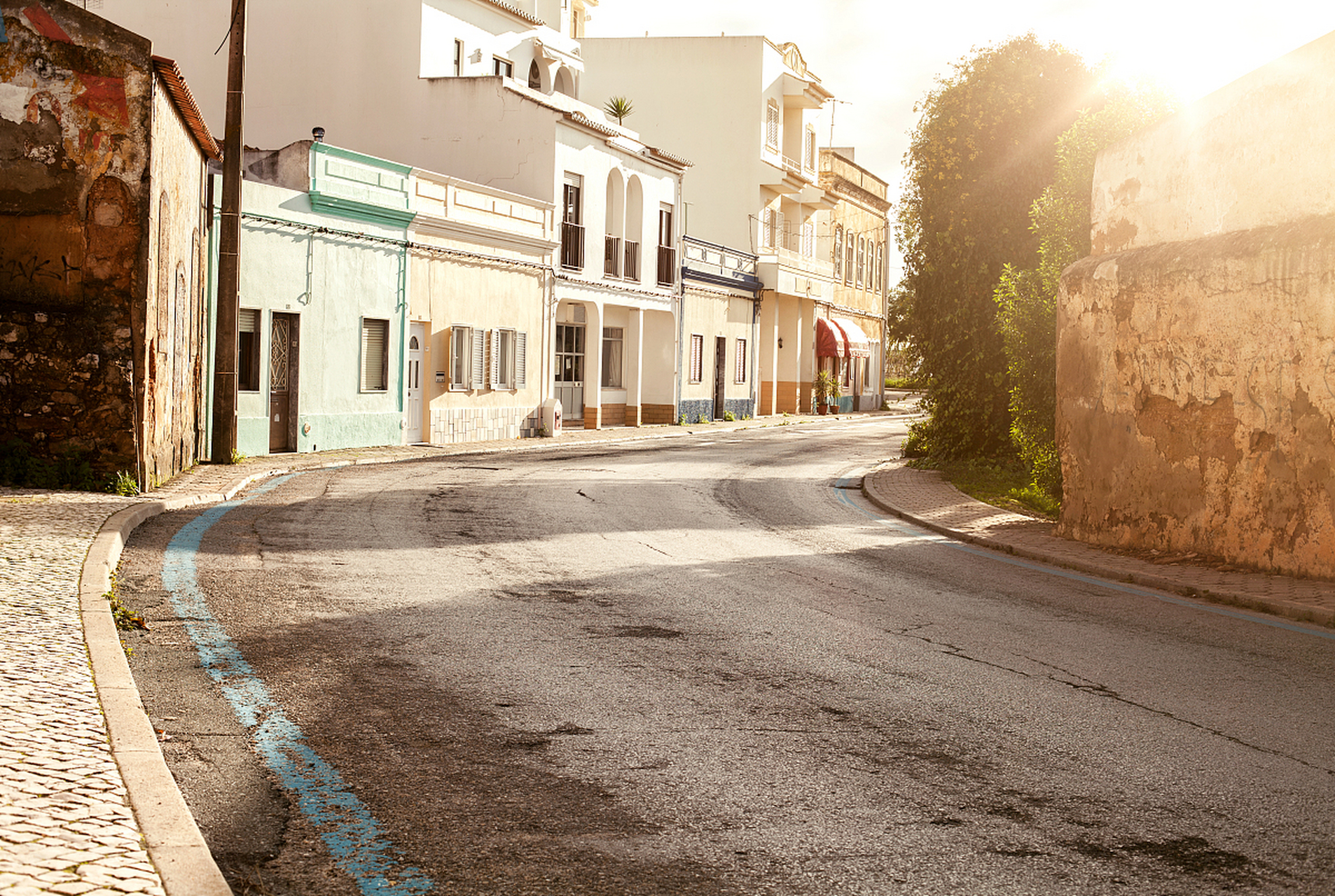 马路边的房子安装隔音玻璃可以有效降低噪音,提高居住舒适度.