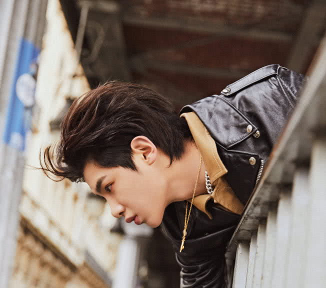 黄明昊这纹身不要太性感啊,这身材也太好了,网友;舔屏