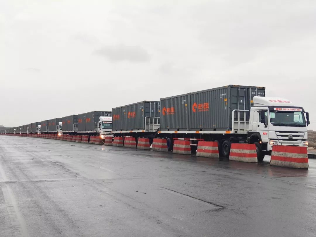 中蒙跨境综合物流环保先行——嘉友国际首批国际融资租赁集装箱双挂车