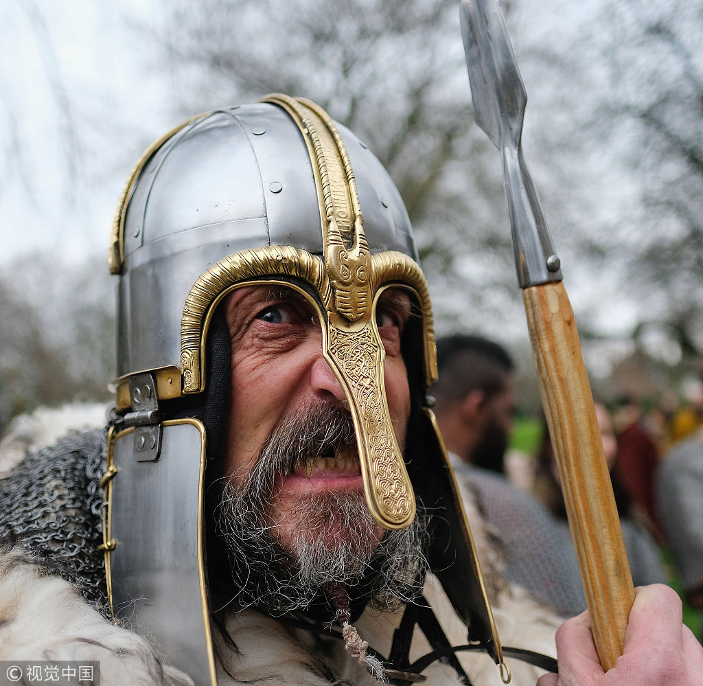 英国约克迎来一年一度"维京节" 大批"中世纪武士"舞刀弄枪