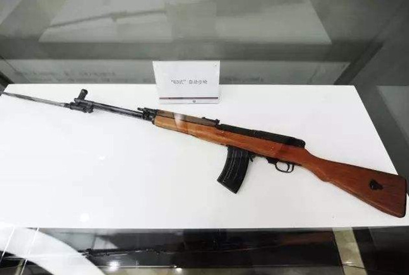 63式自动步枪是我国所研制,其装备不可拆卸的刺刀,它于1963年列装解放