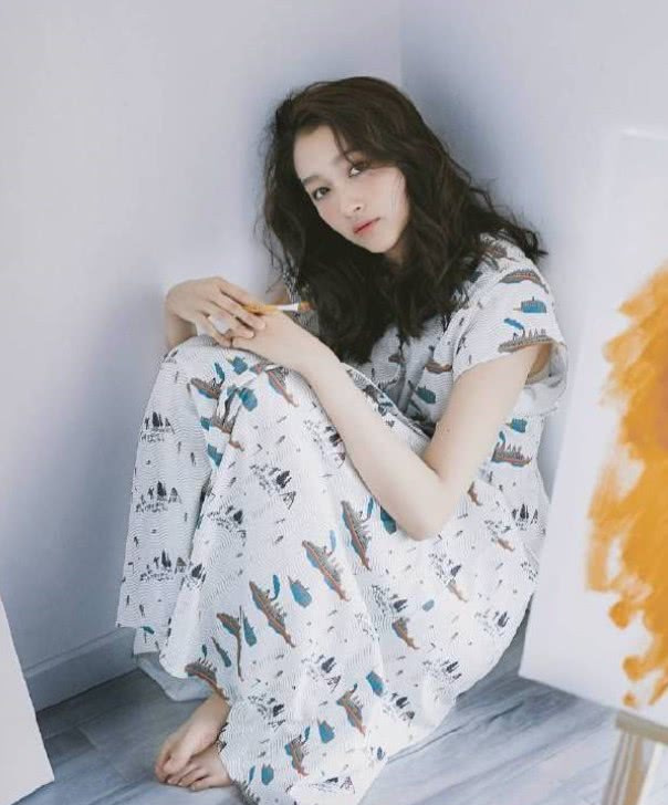 关晓彤光脚在房间里画画,没想到手一抖打翻颜料,成品太惊艳