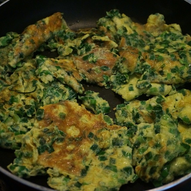 鸡蛋炒韭菜或者韭菜炒鸡蛋是经典家常菜今天就来一款韭菜摊鸡蛋