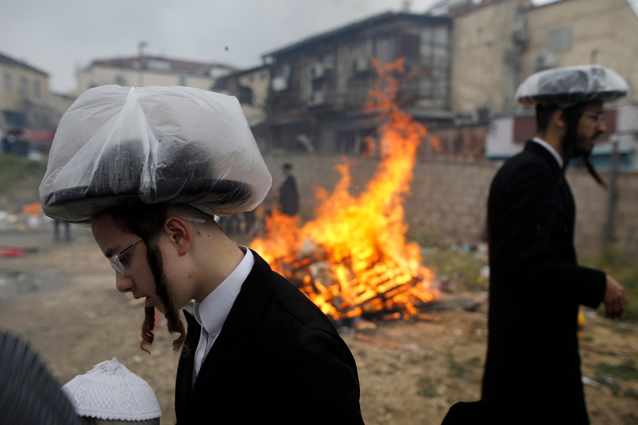 以色列民众庆祝逾越节 焚烧发酵食品现场火光熊熊