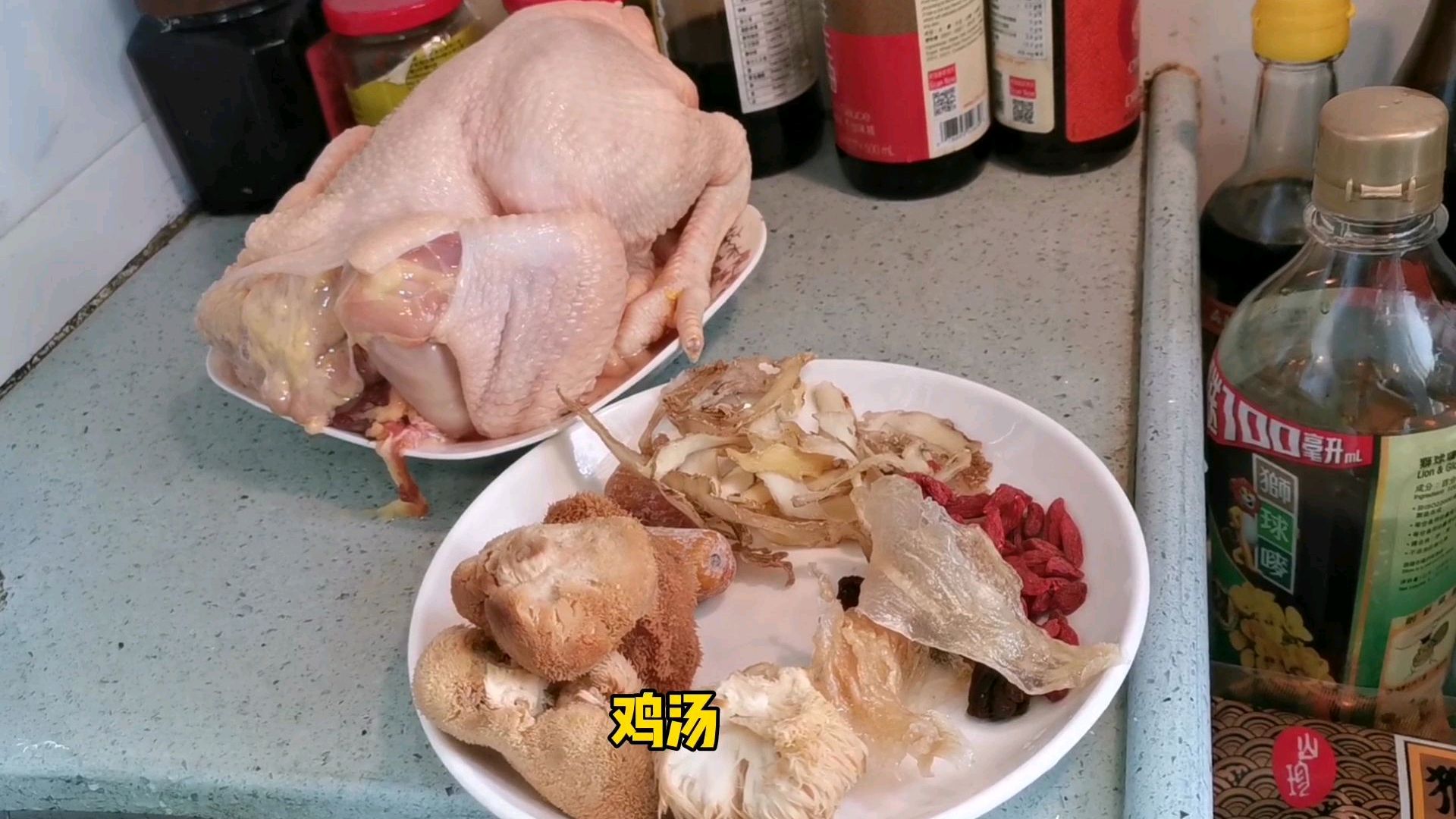 在香港蜗居生活,煲上一煲广东靓汤和家人享受愉快晚餐