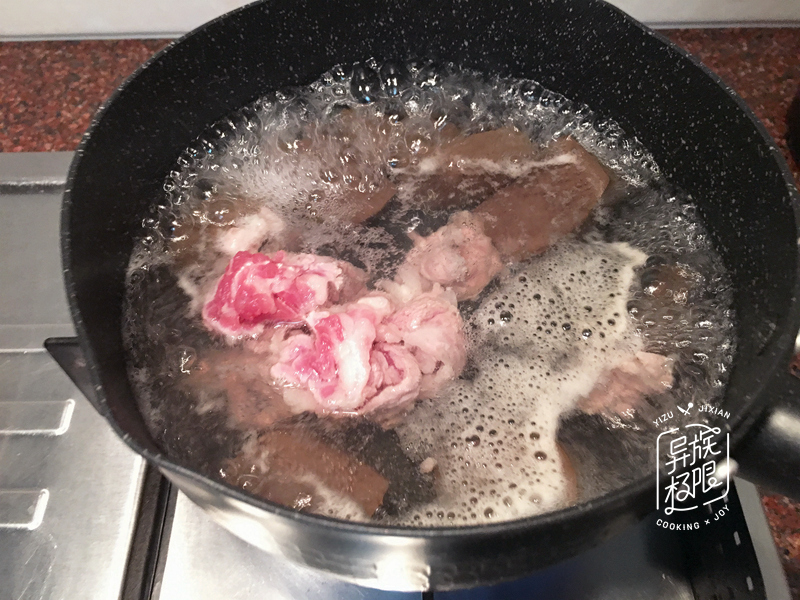 煮到猪血变色后,加入肉片煮到肉变色变浅.