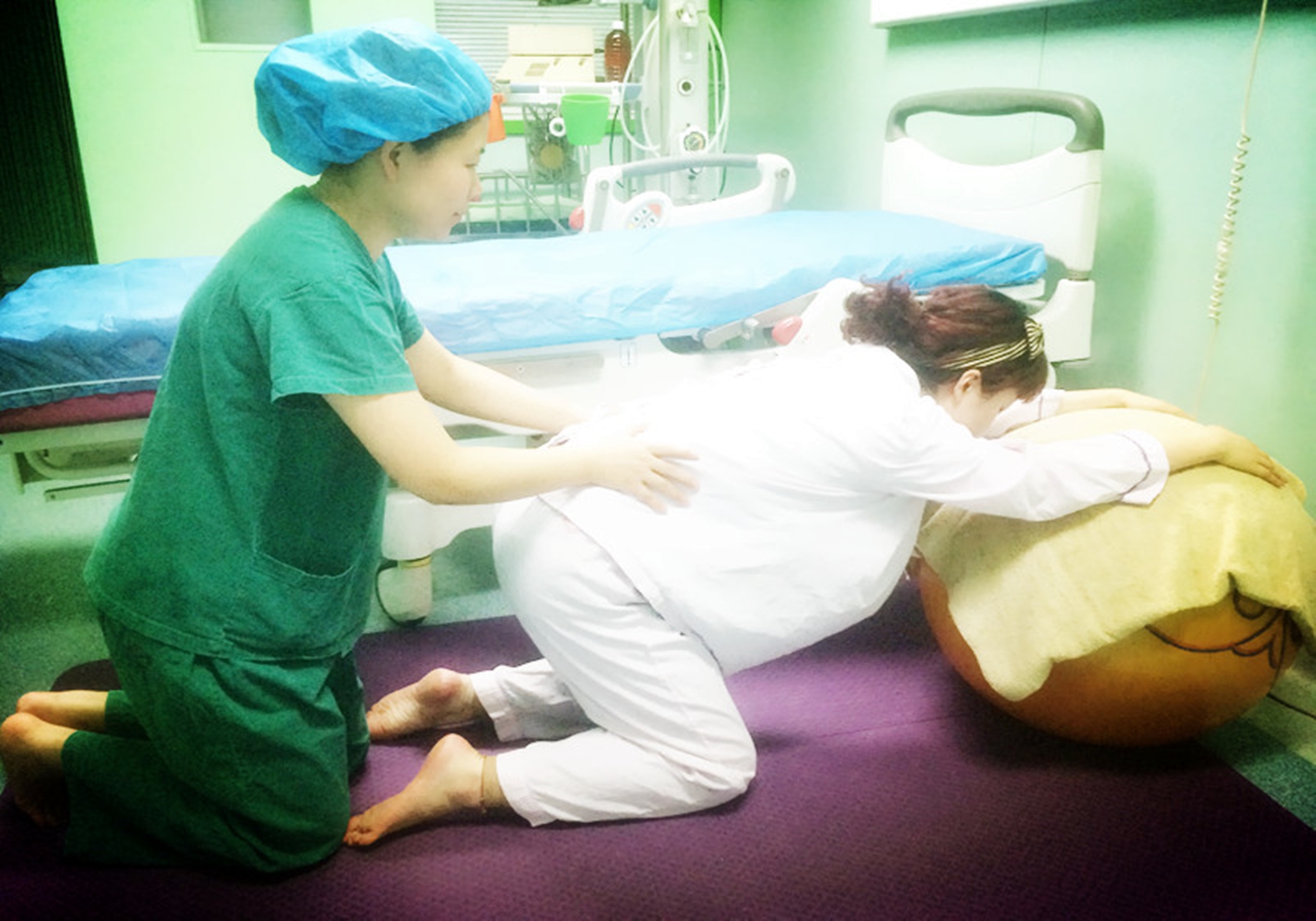 顺产分娩有哪些不同"姿势"?助产士模拟讲述不同产姿,开眼界了