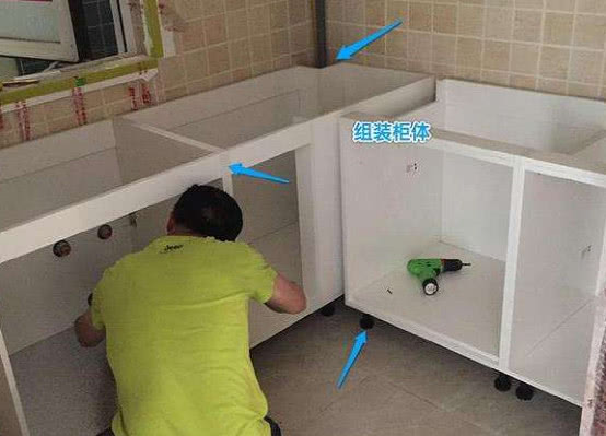 橱柜底部多装一块板,防水防潮又耐用,连老师傅也夸聪明