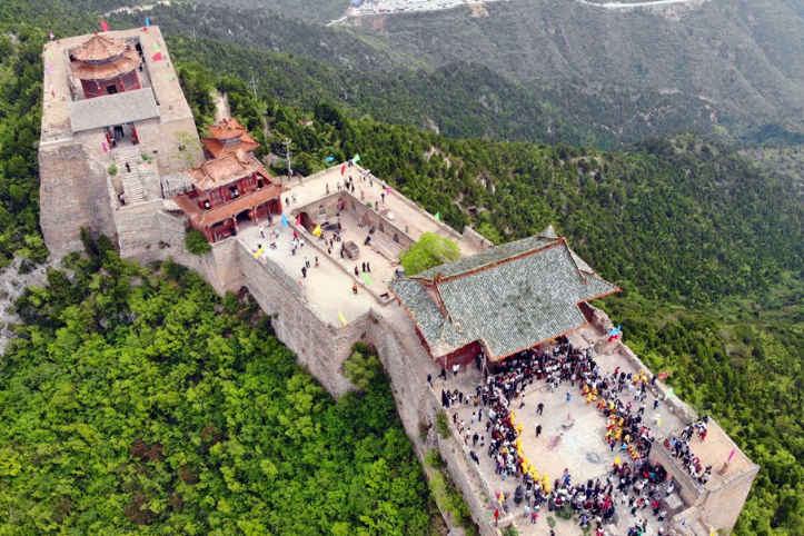 山西洪洞有座像布达拉宫的青龙山 日本人炮轰留下了很多断壁