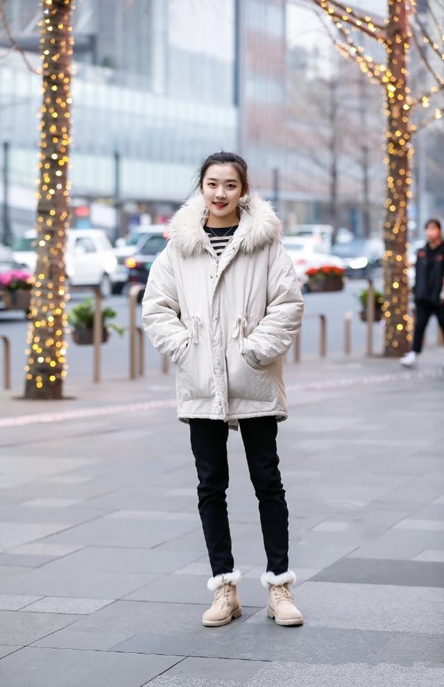 街拍:美女白色羽绒服,搭配黑色长裤,时尚动感