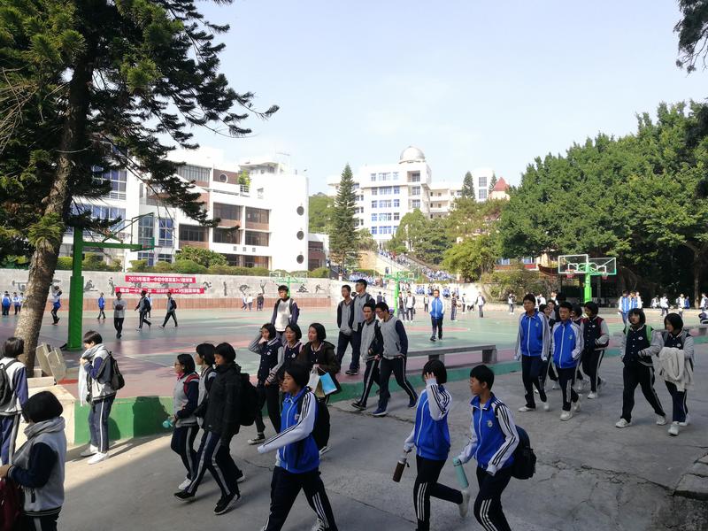 学生卫衣帽子露在外面需回家反省一周?校方:纯属捏造