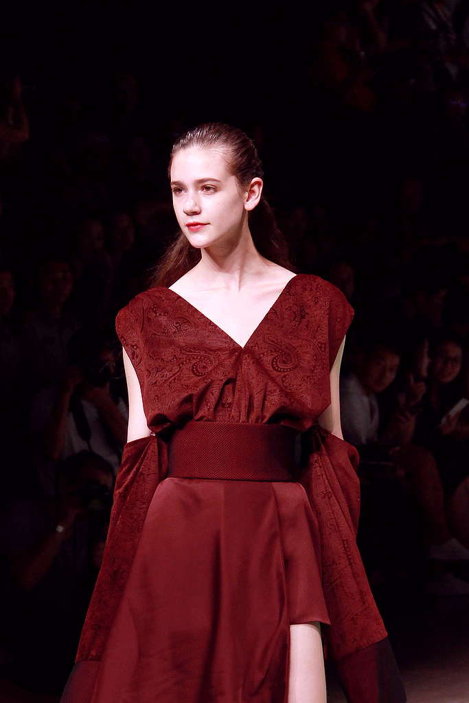 模特走秀不穿"胸衣"的原因?很多男人都想错了,模特们更无奈!