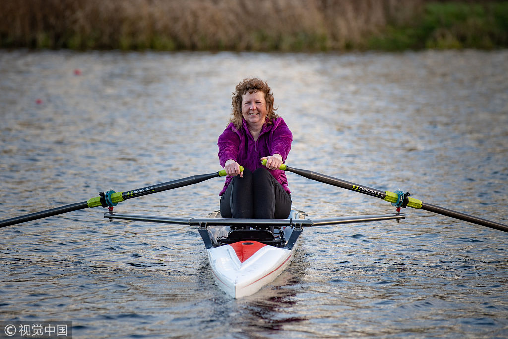 英国:51岁盲人通过水上划船运动克服幽闭恐惧症