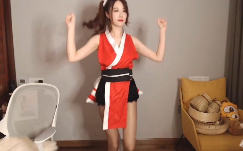 轩子巨2兔演绎极限操作,真空黑丝引粉丝举报,网友:你过分了