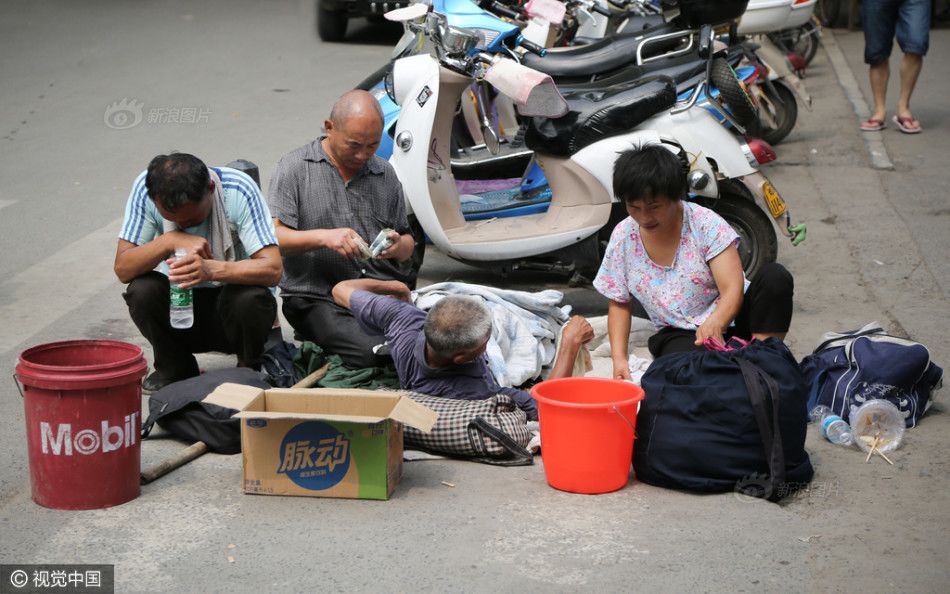又一乞丐露宿澳洲市中心被媒体抓拍,看到他的标语,华人面红耳赤