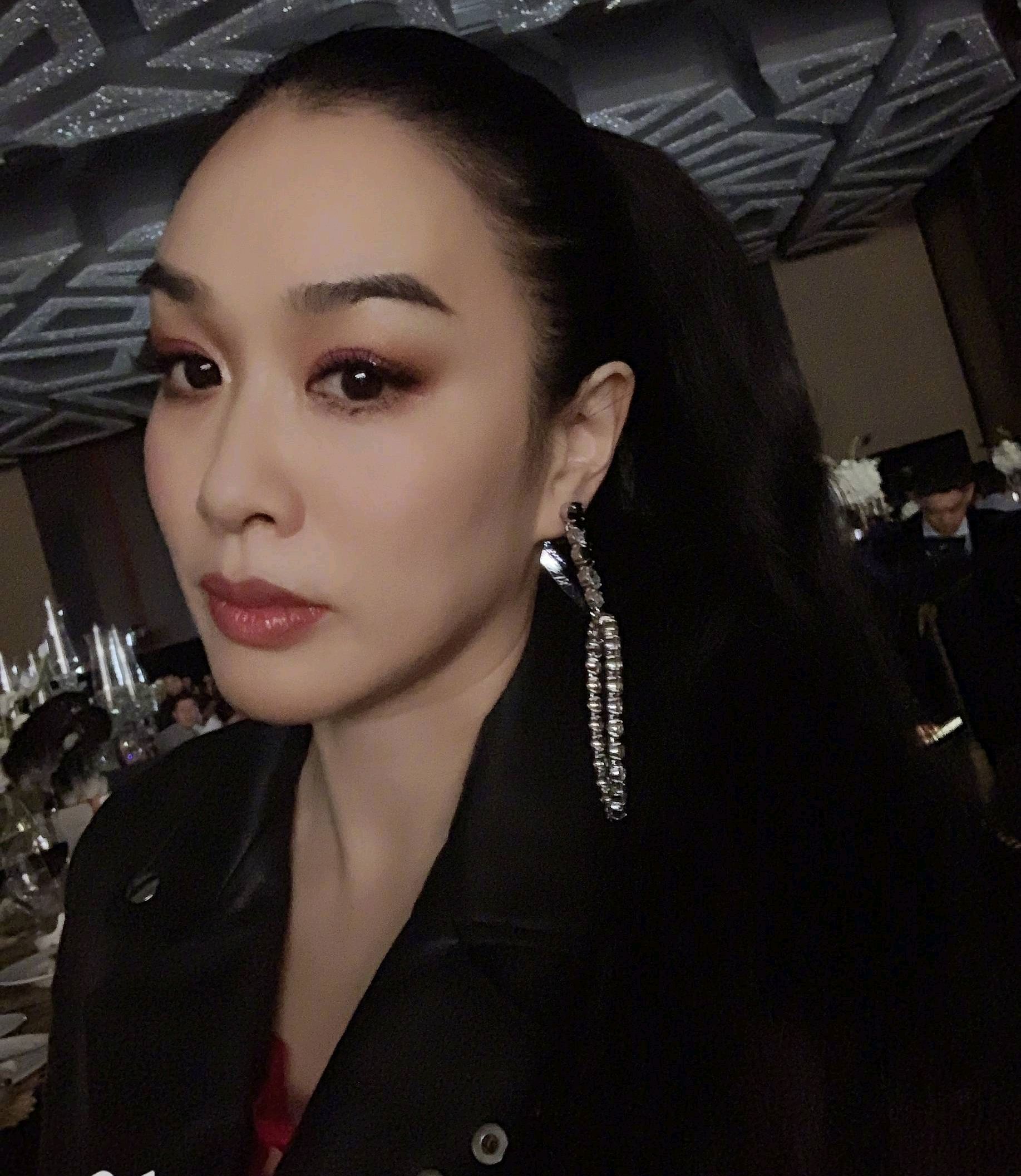 钟丽缇深夜发自拍,化着漂亮的妆,气色看起来不错哦