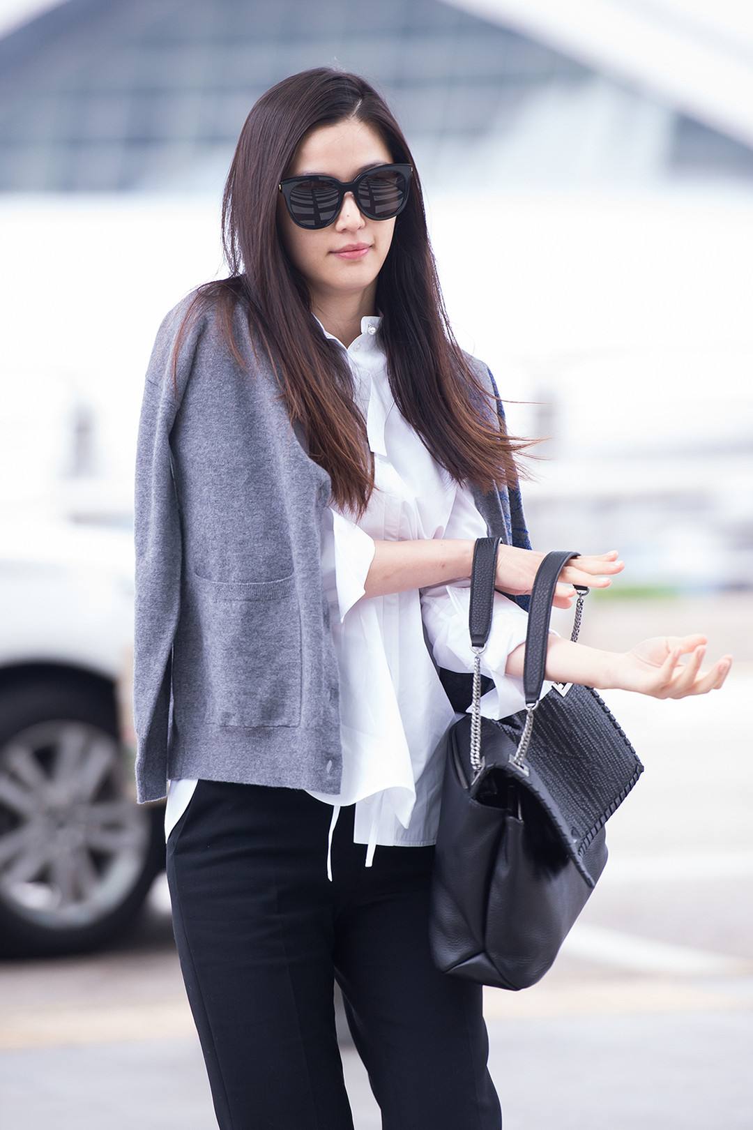 (街拍:全智贤街拍,仿佛看到了"千颂伊",跟女神学穿衣准没错!