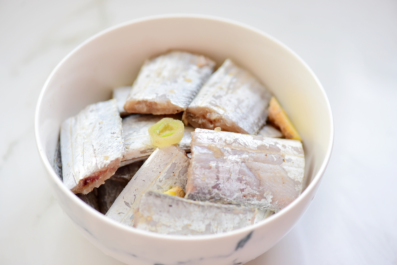 1,带鱼洗净并去除内脏,切成大小相等的带鱼块,加入姜片,葱段,料酒,盐