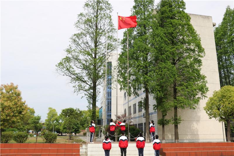 国旗照样升起,奏响新学期的最强音——华容五中复课后举行第一次升旗