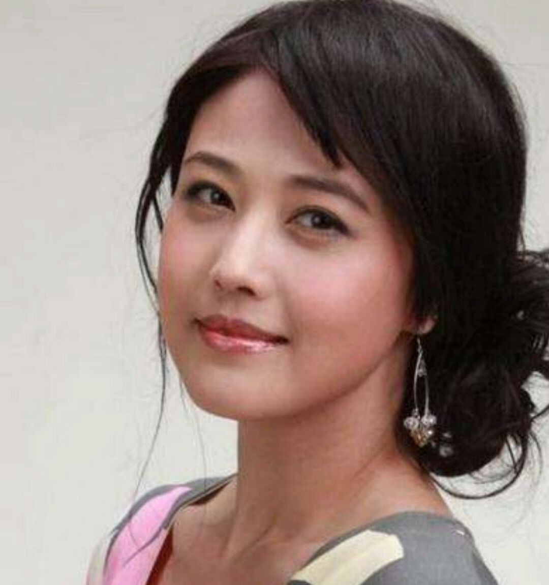 火遍香港黄金时代的4个女演员现状,2个退出影坛,1个没人知道