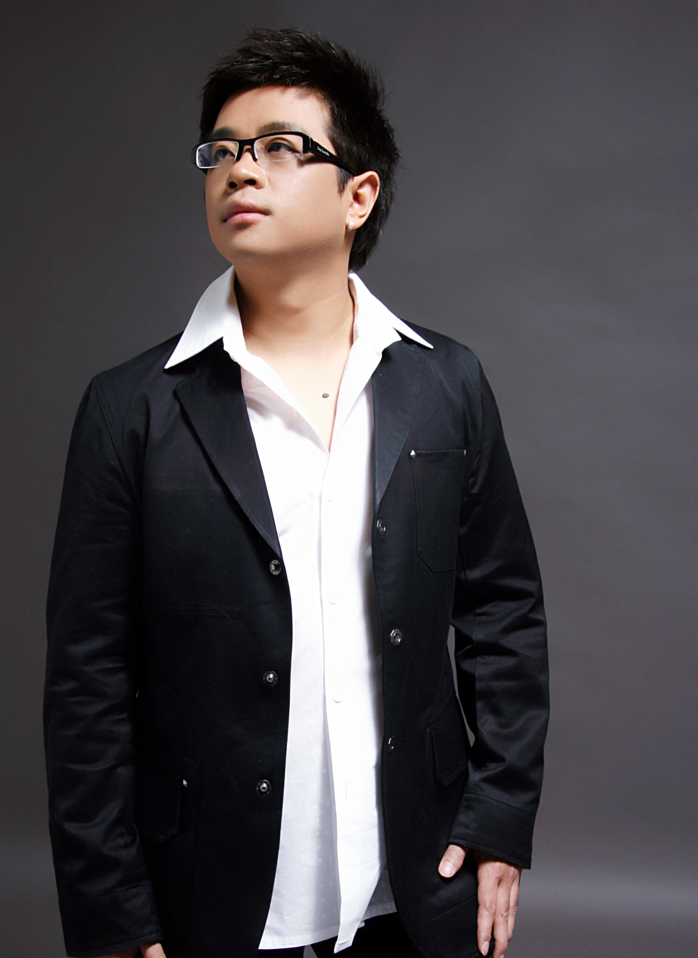 王强,一个唱功,填词都非常不错,曾经红极一时的歌手