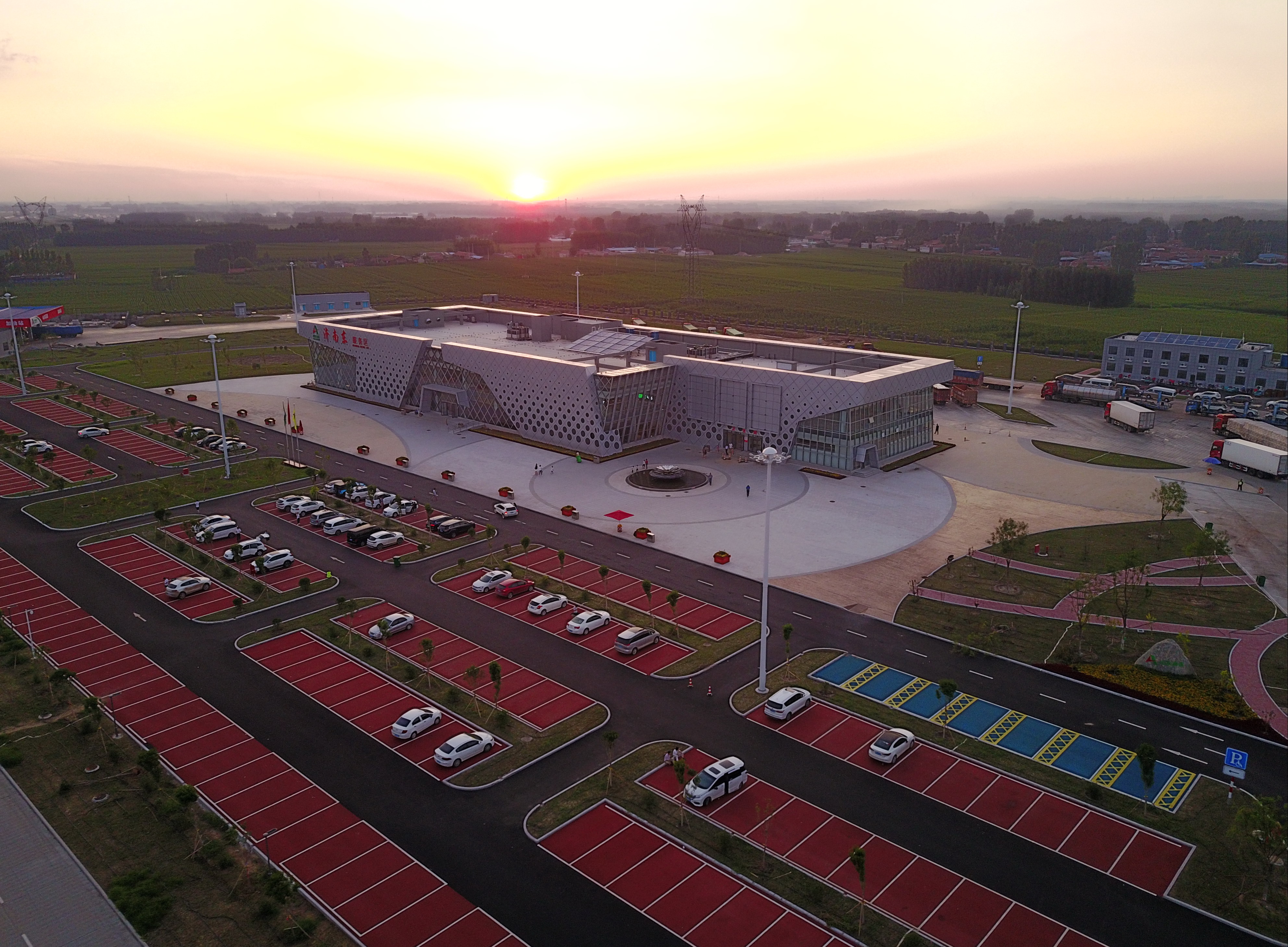 彩色的济南东高速服务区,不仅豪华漂亮还很环保