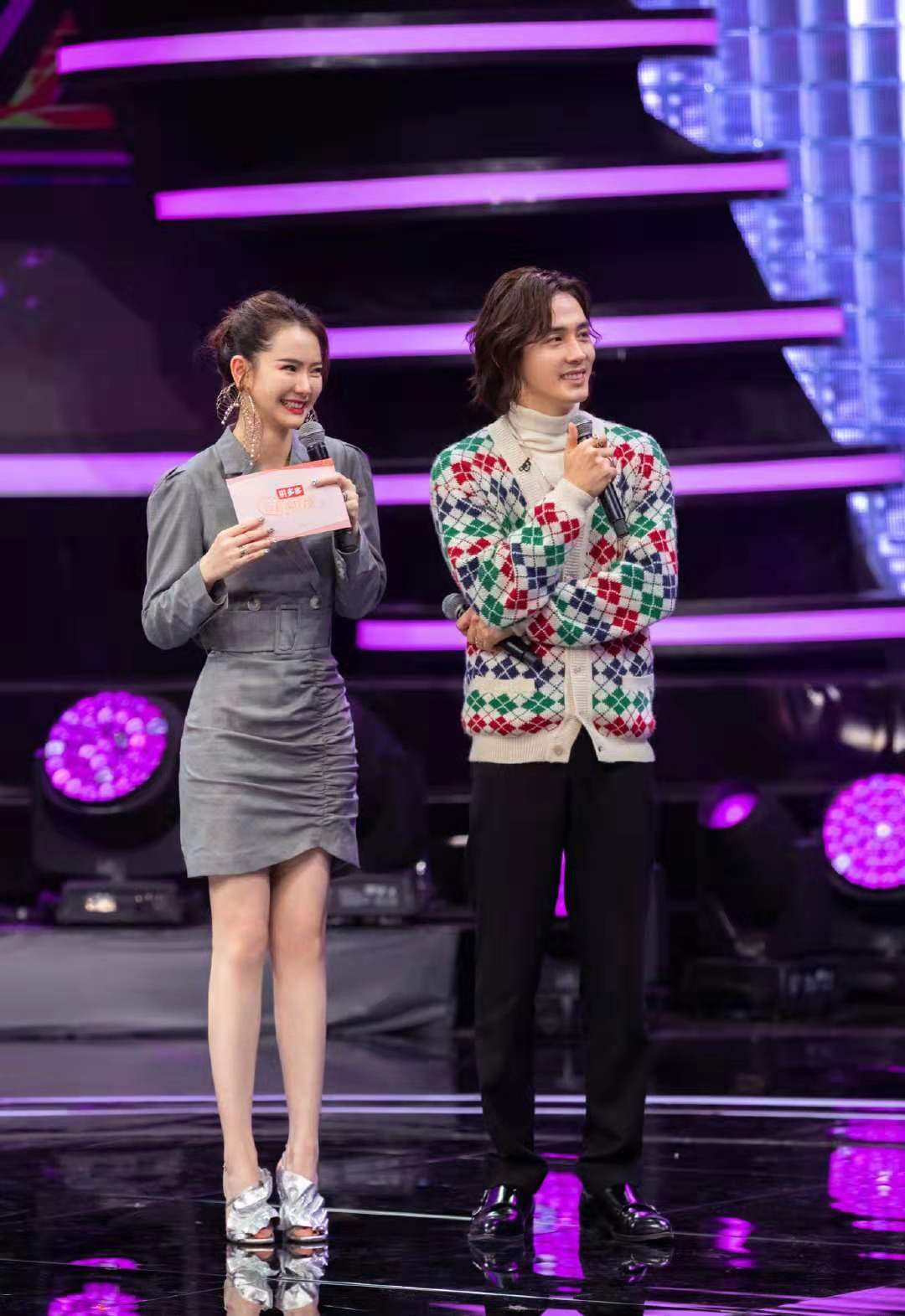 戚薇与丈夫录节目,穿西装裙秀美腿,李承铉"红配绿"开衫更抢眼