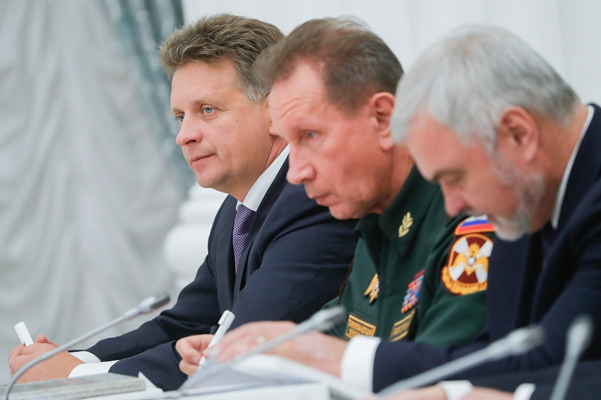 乌克兰国防部长列兹尼科夫最近宣布准备辞职,引发了乌克兰政府内部的