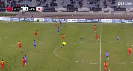 国足逃过一劫:30岁国脚腾空飞踹日本球员头部,名嘴直言红牌动作