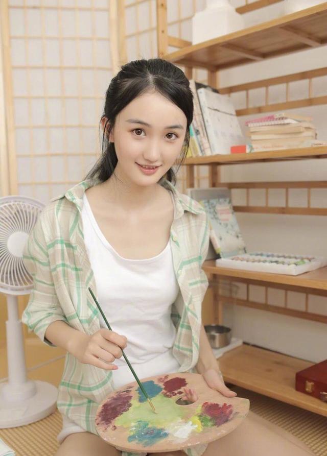 校花女神梁咏妮,98年,就读于北京电影学院,很有气质的女生!