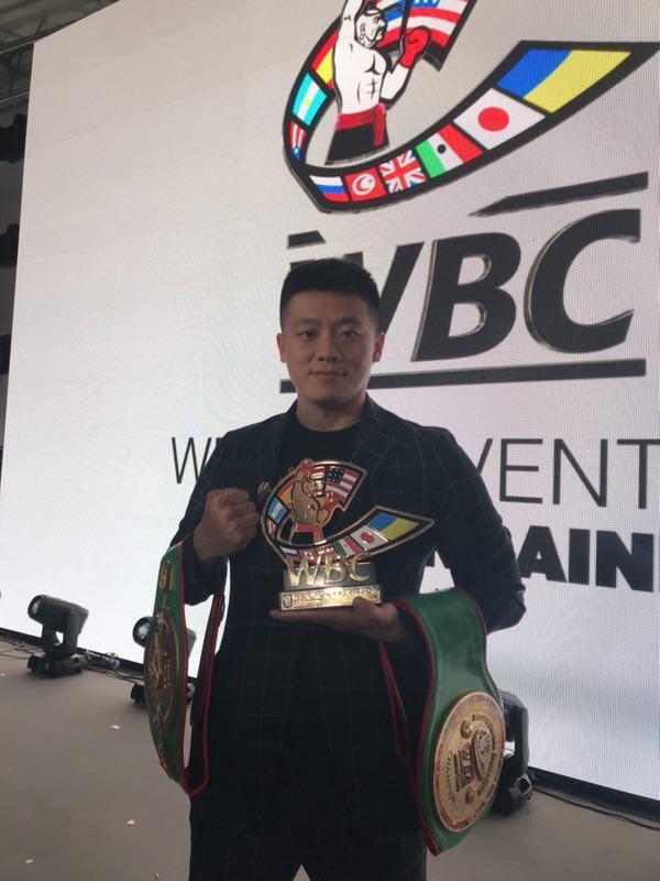 中国拳王练喻轩怒斥华裔女孩用中文喊话:她出卖自己民族