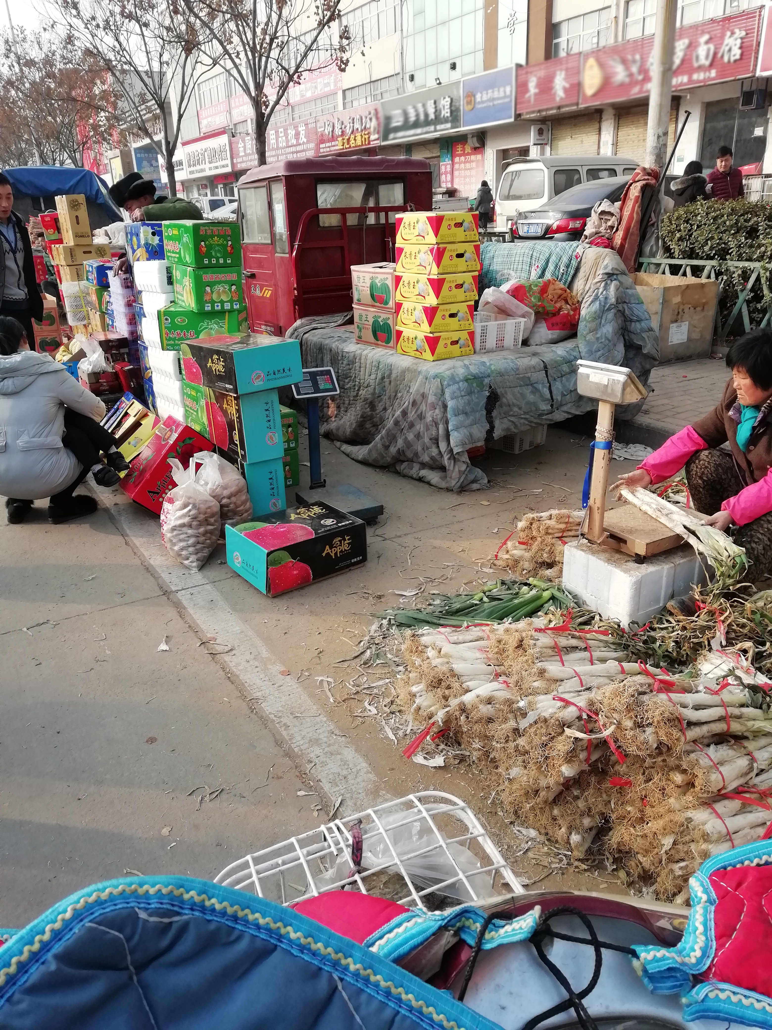 路边的小摊贩在招呼着自家的生意