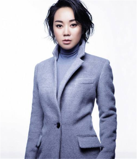 闫妮身穿经典西装,干练有范,尽显她的霸道与性感