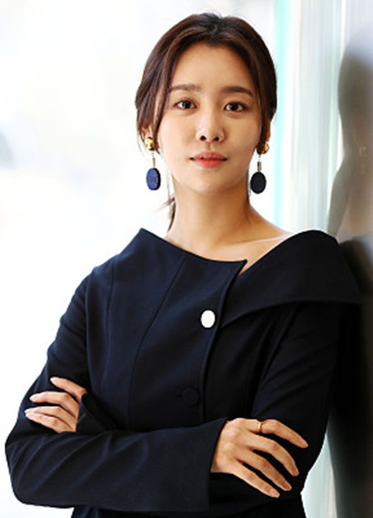 车珠英最新写真曝光展优雅气质,托腮撩发散发成熟女人味