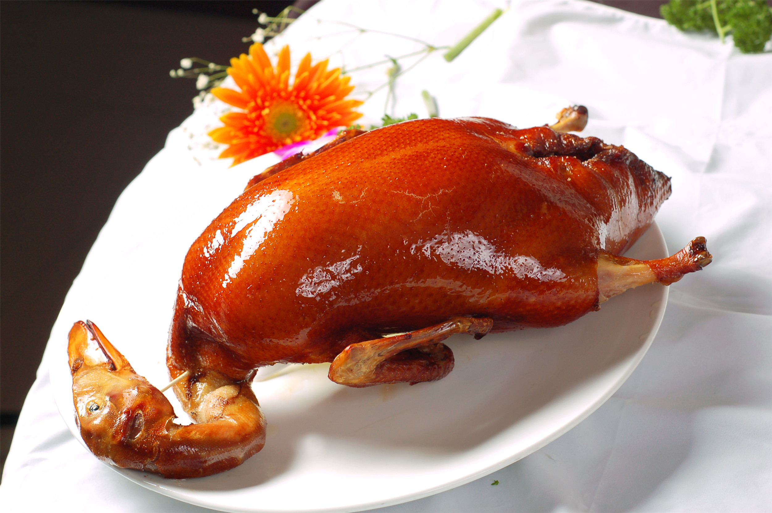 金牌烧鹅:此菜为招待朋友首选,色香味俱全,美味又健康.