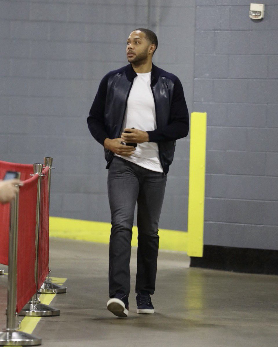 球员私服:塔克红色毛衣,保罗穿aj,杰伦布朗的绿帽子真亮!